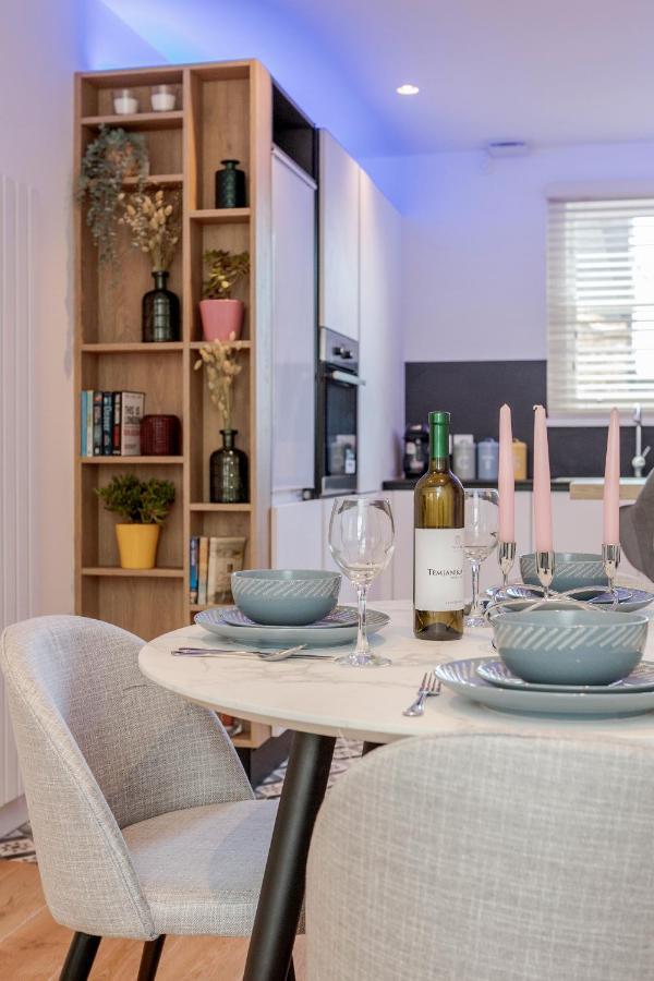Beautiful 2 Bedrooms Split Level Fulham Apartment 런던 외부 사진
