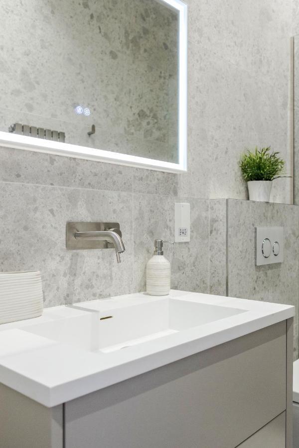 Beautiful 2 Bedrooms Split Level Fulham Apartment 런던 외부 사진